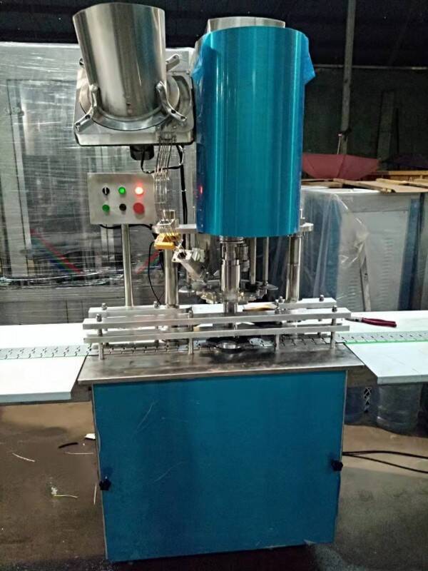 Высокая производительность 2000-10000 BPH Автоматическая укупорочная машина для алюминиевых/пластиковых крышек