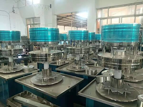 Máquina de llenado cuantitativo de 1500-2000 botellas/hora para botellas heterotípicas y de ployester