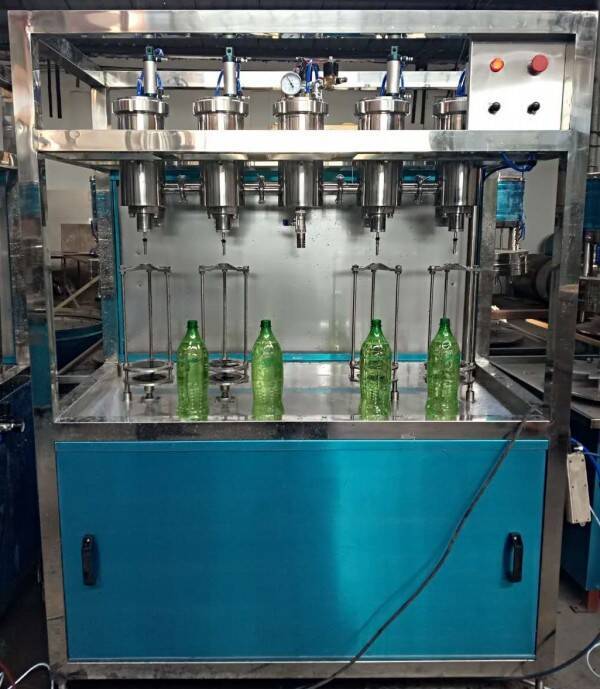 Máquina llenadora neumática de 4 boquillas 1000-1500BPH para líquidos carbonatados, agua de soda