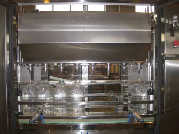2360*1770*2700 мм Автоматическая машина для розлива и герметизации чистой воды проста в эксплуатации