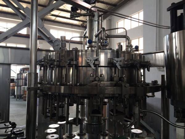 PET Bottle Gas Water 3 In 1 Filling Machine, CO2 CSD Carbonated Drink Bottling Plant Line