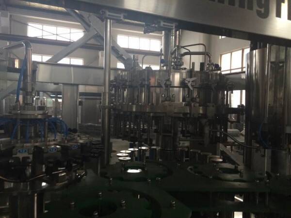 PET Bottle Gas Water 3 In 1 Filling Machine, CO2 CSD Carbonated Drink Bottling Plant Line